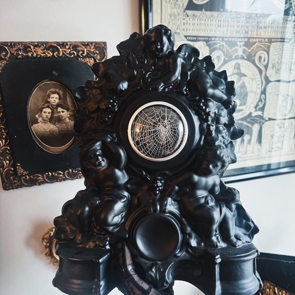 Oddities-Black Ornate Cherub Display with preserved Spiderweb - Picture 2 of 2